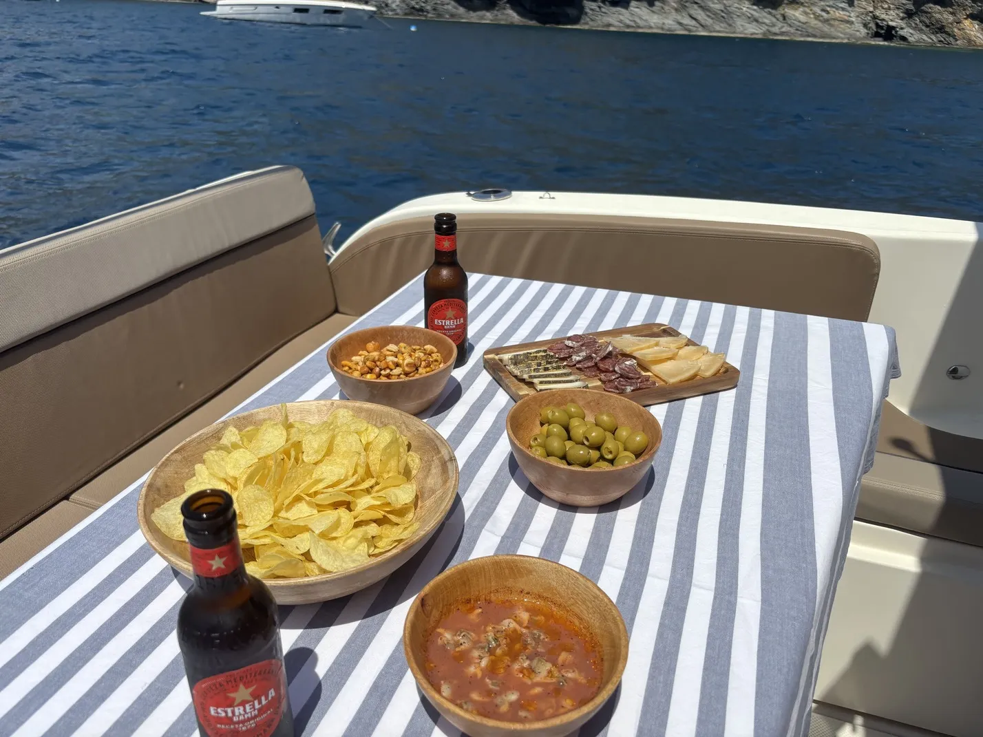 Cava, cervesa fresca i aperitiu gourmet servits a bord