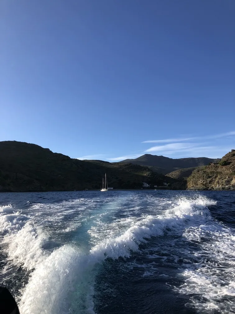 vaixell marmaku navegant per la costa brava
