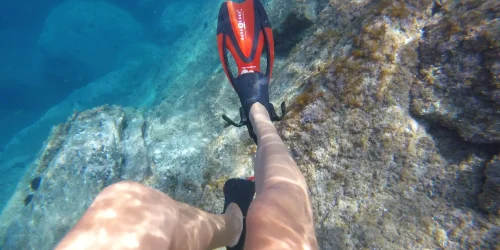 Persona fent snorkel en aigües cristal·lines de la Costa Brava