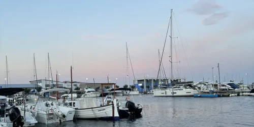 vaixell marmaku costa brava atracat en port